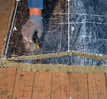 Ilmastointilaitteen poistoputki: Siirrä ottamasi mitat eriste-levyyn Ilmastointilaitteen poistoputki: Siirrä ottamasi mitat eriste-levyyn